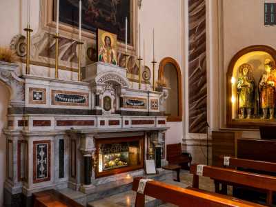 Nella prima cappella a destra sono custodite all�interno di un reliquiario...